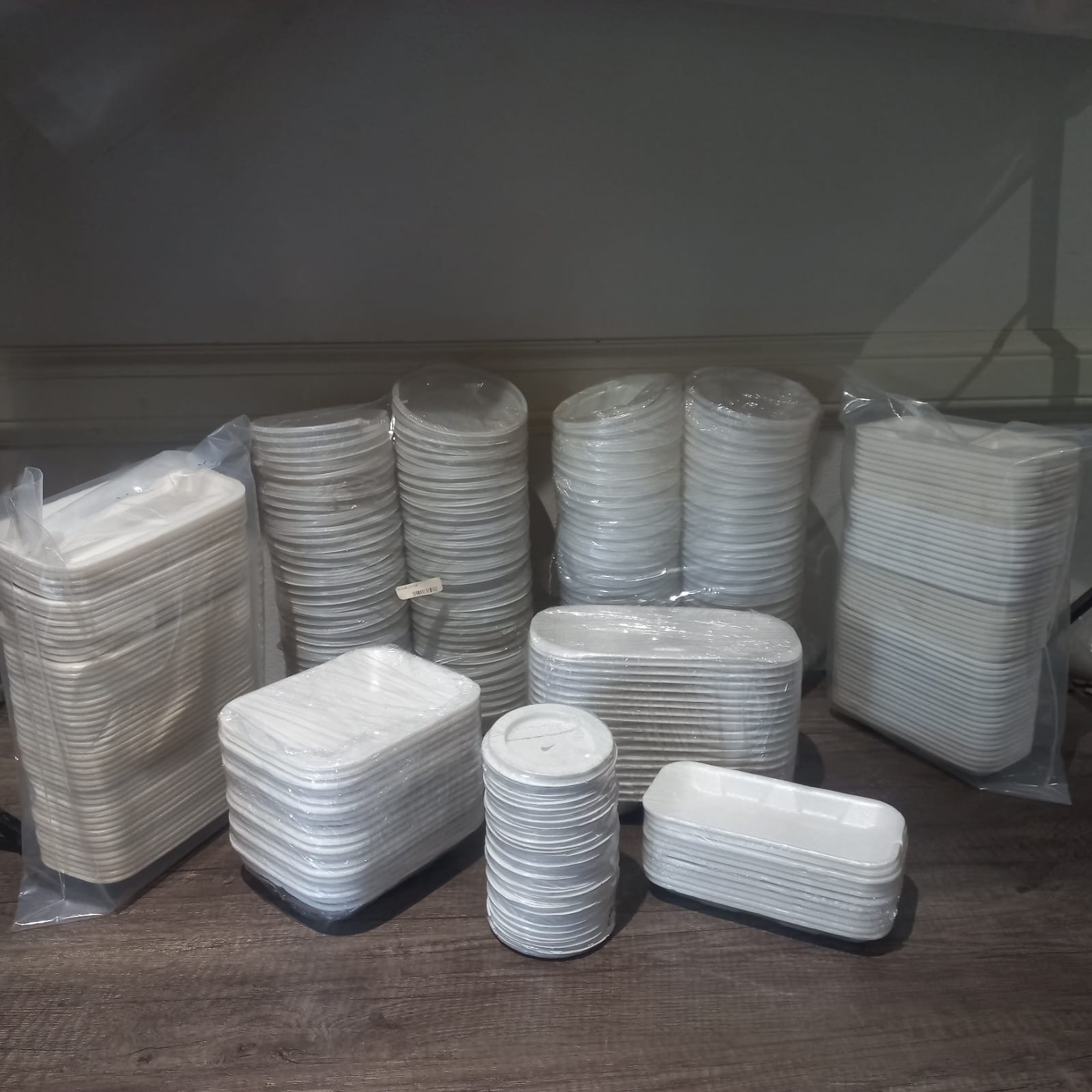 Large Bundle of Assorted Polystyrene Food Containers and Lids