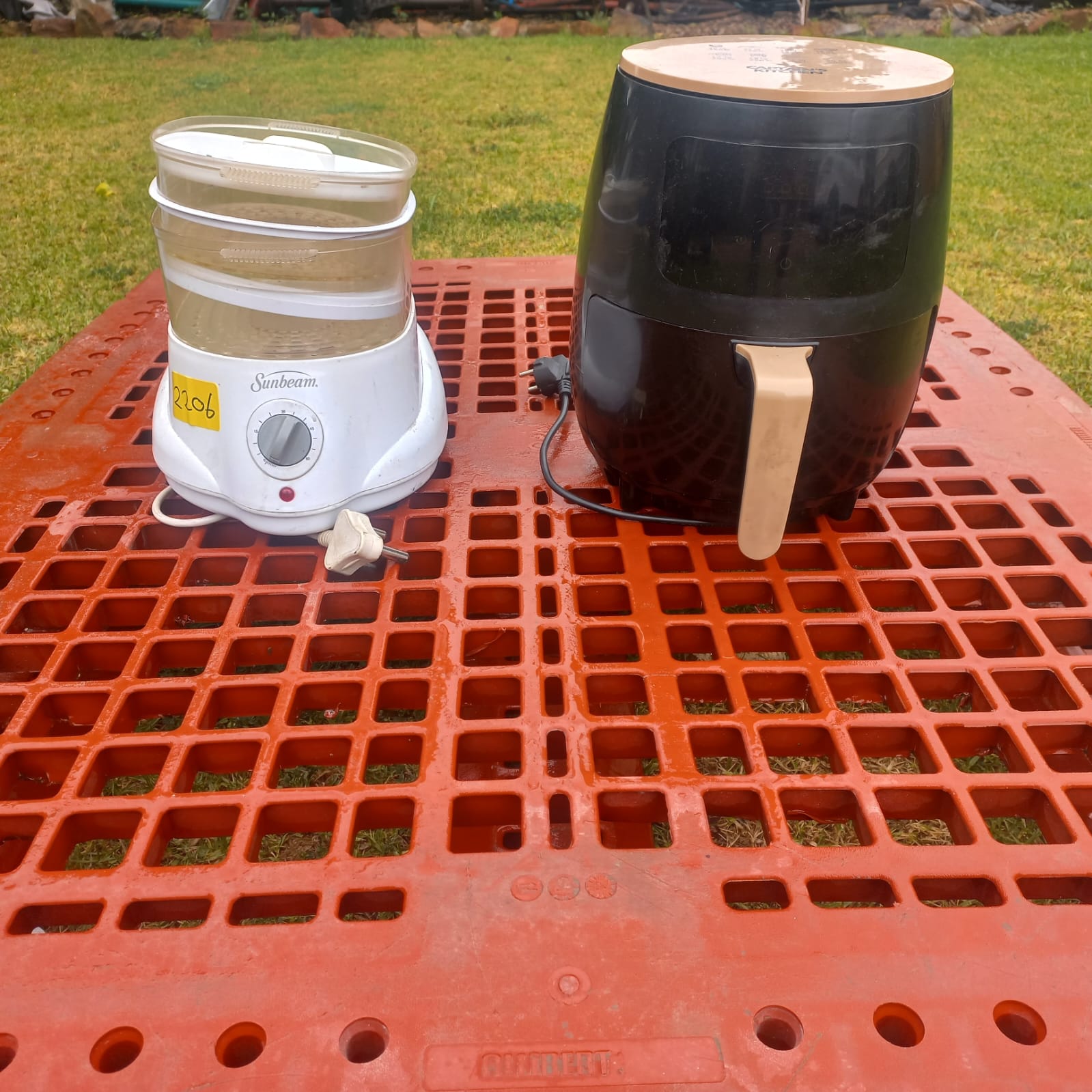 Project Palesa - Sunbeam Food Steamer and Captain’s Kitchen Air Fryer Bundle
