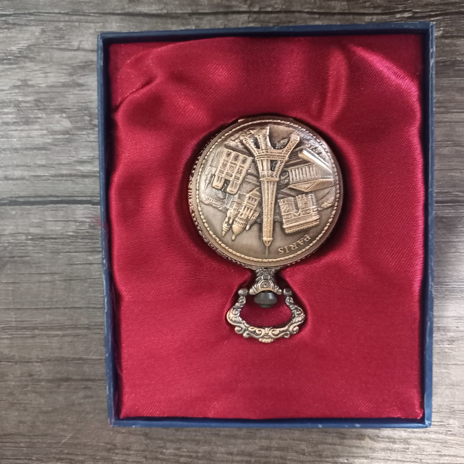 Paris themed quartz pocket watch in display box - Issue 35