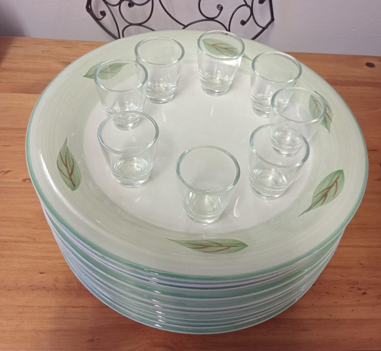 Set of 10 Dinner Plates with Leaf Motif and 8 Small Glasses